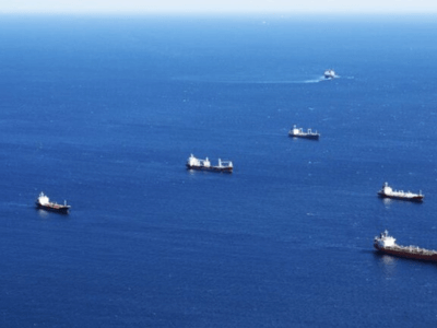 Vários navios no mar azul