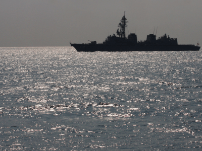 Navio à sombra no mar